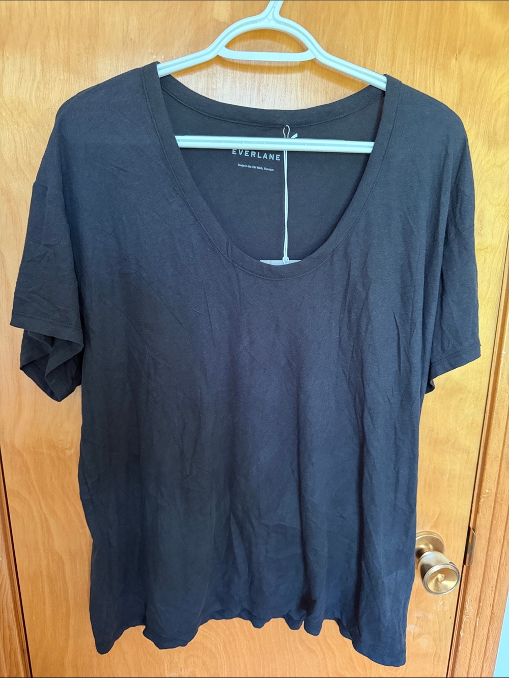 Everlane women’s scoop neck tee
Size L
Color:black